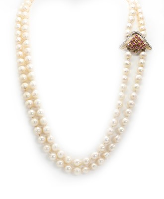 Lot 194 - A two row slightly graduated cultured pearl necklace
