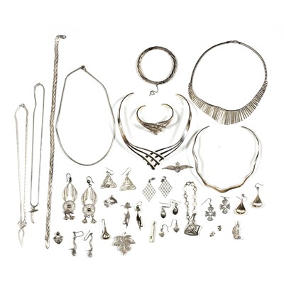 Lot 226 - A collection of silver jewellery