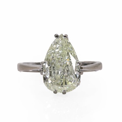 Lot 258 - A white gold single stone pear cut diamond ring