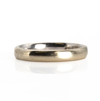 Lot 1096 - An 18ct white gold wedding ring