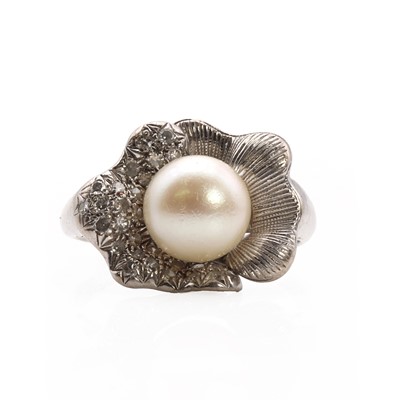 Lot 1040 - A white gold cultured pearl and diamond ring