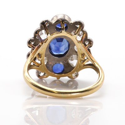 Lot 46 - A sapphire and diamond vertical three stone cluster ring
