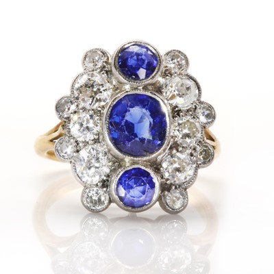 Lot 46 - A sapphire and diamond vertical three stone cluster ring