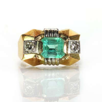 Lot 47 - An emerald and diamond ring, c.1950