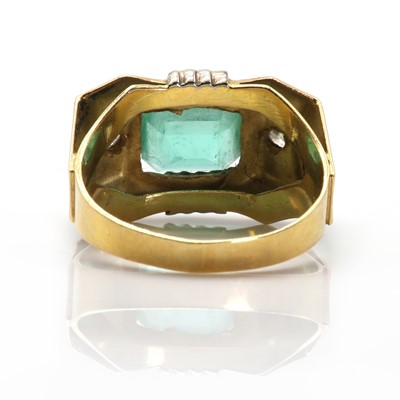 Lot 47 - An emerald and diamond ring, c.1950