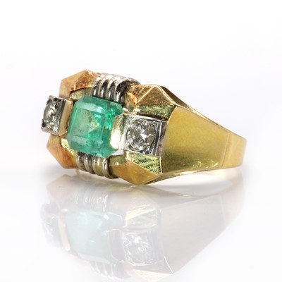 Lot 47 - An emerald and diamond ring, c.1950