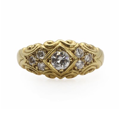 Lot 1133 - A gold graduated diamond scrolling design ring