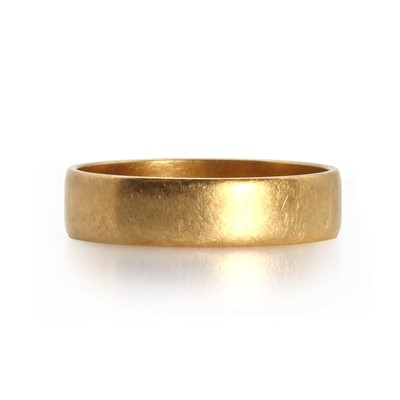 Lot 1066 - An 18ct gold wedding ring