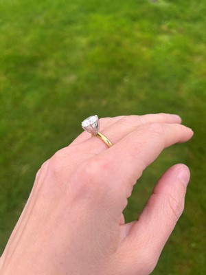Lot 127 - An 18ct gold single stone diamond ring