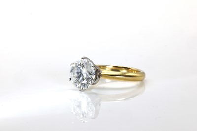 Lot 127 - An 18ct gold single stone diamond ring
