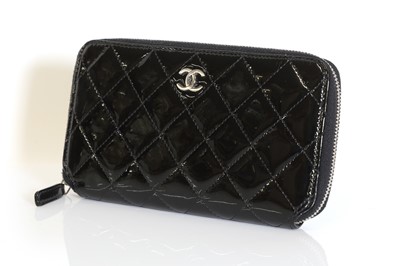 Lot 346 - A Chanel black patent zip-around wallet