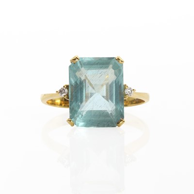 Lot 1147 - An aquamarine and diamond ring