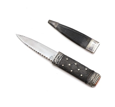 Lot 120 - A sgian dubh