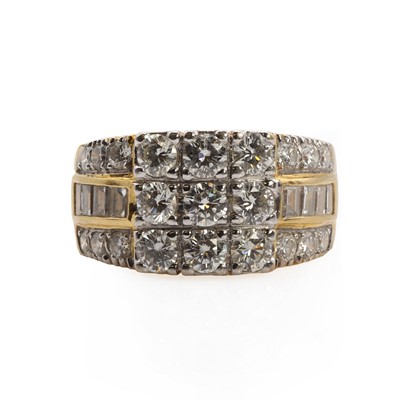 Lot 1100 - A gold varicut diamond cluster ring