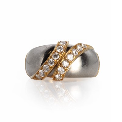 Lot 1104 - A two colour gold diamond ring