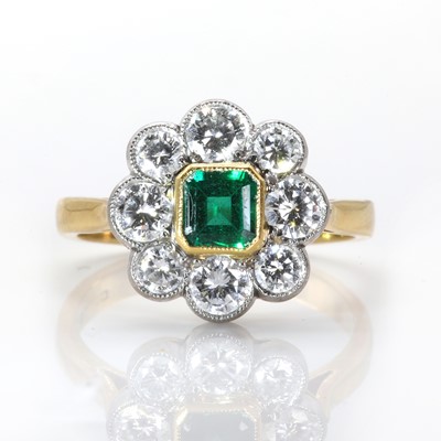 Lot 109 - An 18ct gold emerald and diamond daisy cluster ring