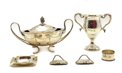 Lot 32 - A collection of silver items