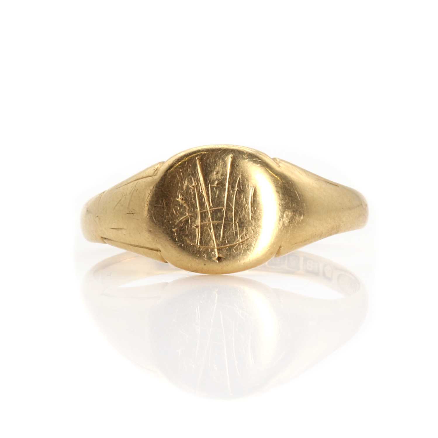 Lot 1375 - An 18ct gold signet ring, c.1916,