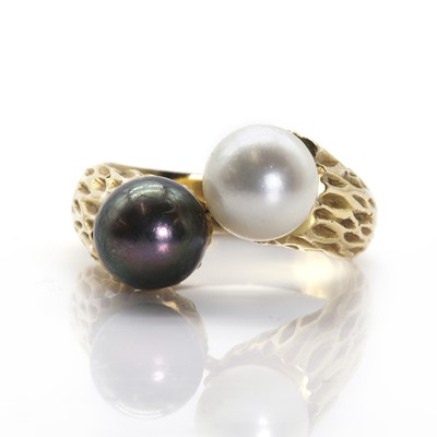 Lot 205 - A Toi et Moi style cultured pearl ring