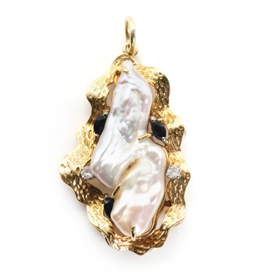 Lot 204 - A 14ct gold large blister pearl free form pendant