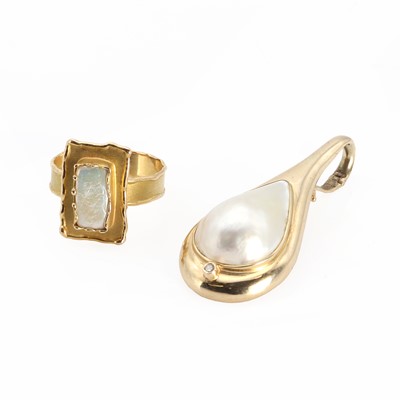 Lot 146 - A Portuguese gold mother of pearl ring and a mabé pearl and diamond pendant