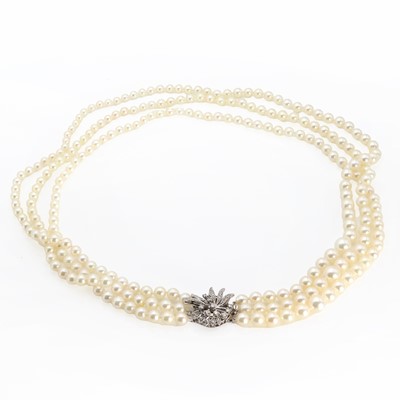 Lot 1218 - A three row graduated cultured pearl necklace