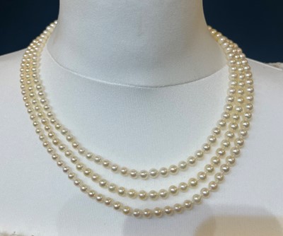 Lot 1218 - A three row graduated cultured pearl necklace