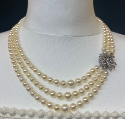 Lot 1218 - A three row graduated cultured pearl necklace