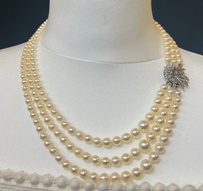 Lot 1218 - A three row graduated cultured pearl necklace