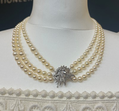 Lot 1218 - A three row graduated cultured pearl necklace