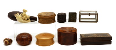 Lot 339 - A collection of treen items