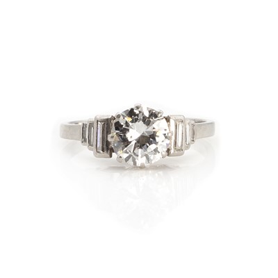 Lot 1073 - A platinum diamond ring