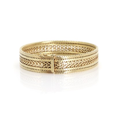 Lot 1065 - A gold mesh bracelet