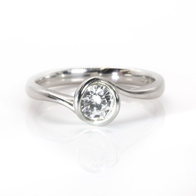 Lot 177 - A single stone diamond and platinum ring