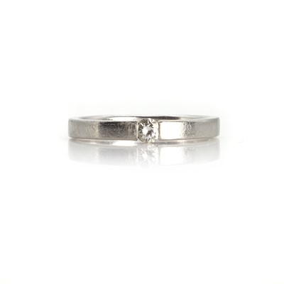 Lot 1084 - A platinum and single diamond band ring