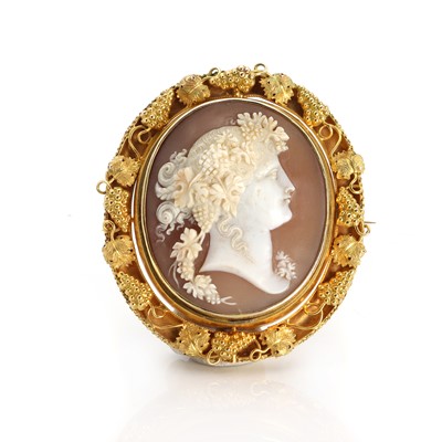 Lot 1009 - A 19th century reversible cameo brooch in vine leaf and grape mount