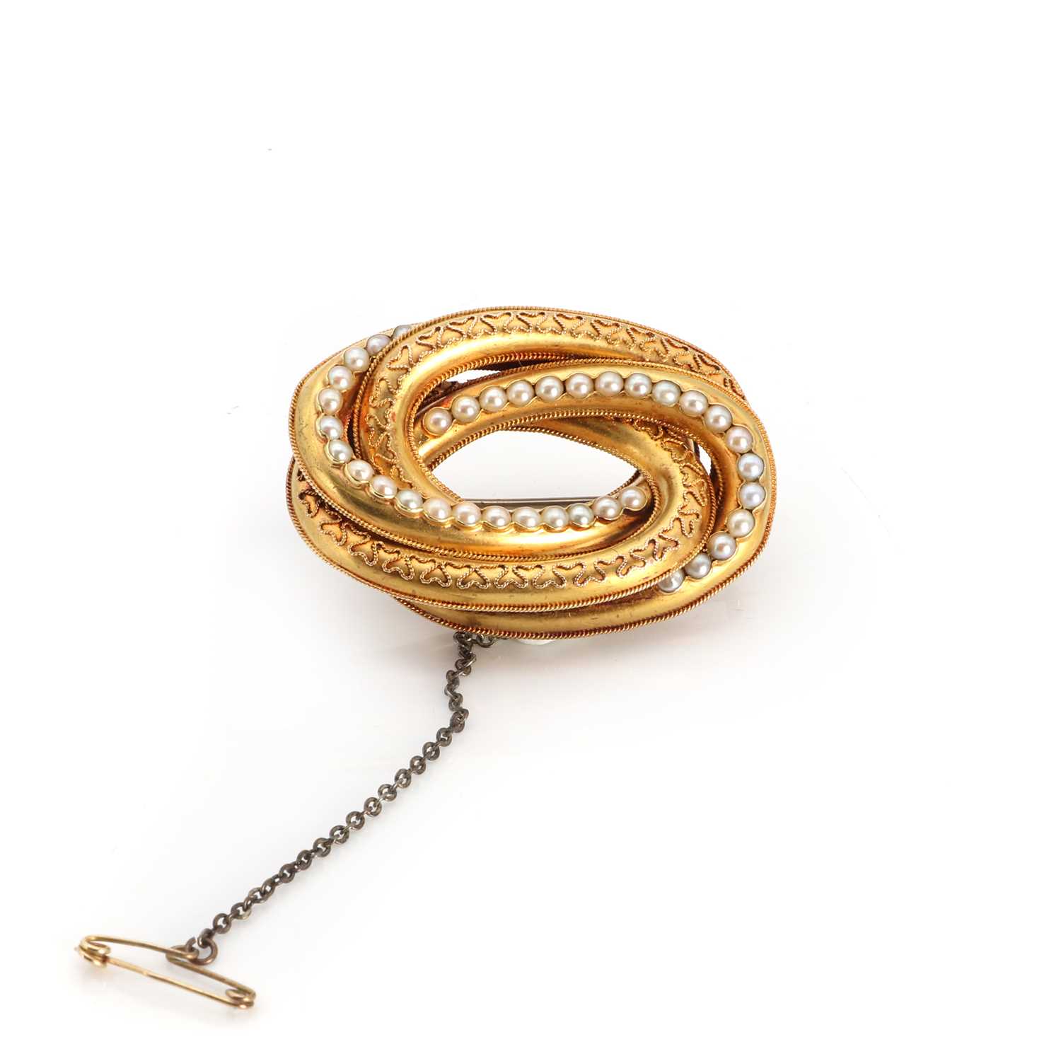 Lot 1012 - A cased Victorian Etruscan revival, split pearl knot brooch, c.1870