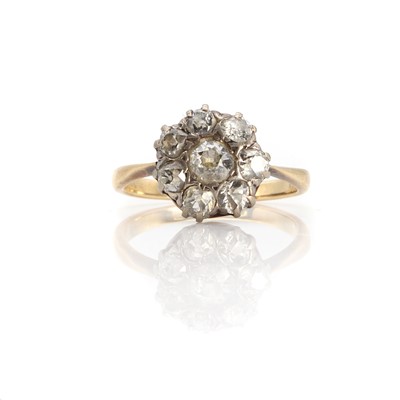 Lot 1024 - An early 20th century diamond daisy cluster ring