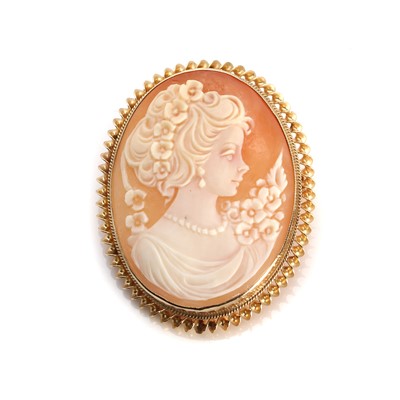 Lot 1202 - A gold shell cameo brooch/pendant