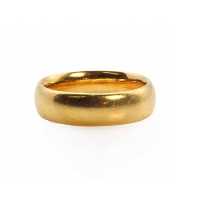 Lot 1385 - A 22ct gold wedding band