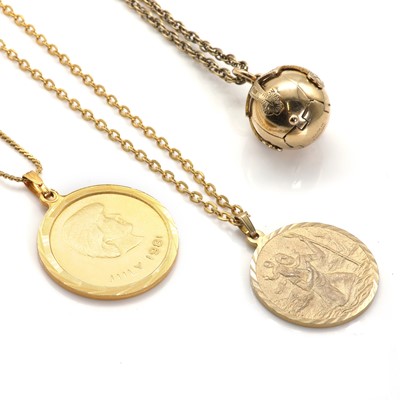 Lot 196 - A 9ct gold masonic ball pendant and chain