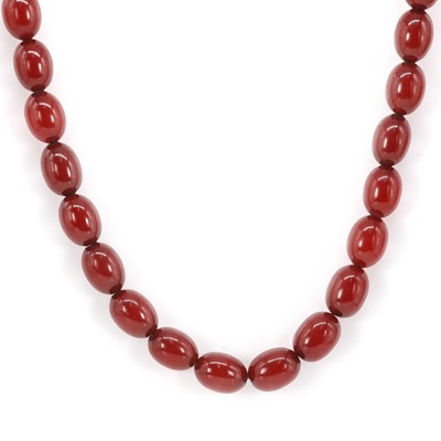 Lot 222 - A uniform single row Bakelite bead necklace