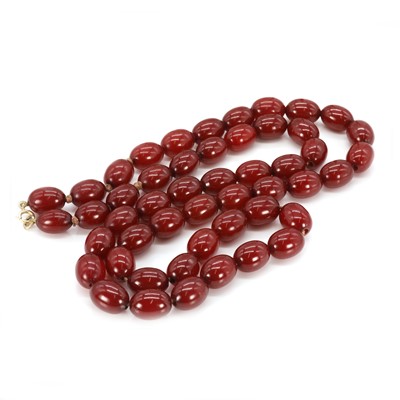 Lot 222 - A uniform single row Bakelite bead necklace