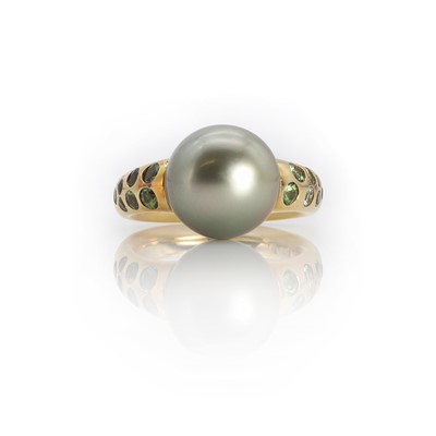 Lot 1227 - A single stone Tahitian cultured pearl ring with gem set shoulders