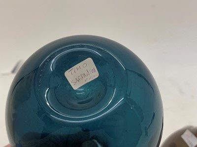 Lot 265 - A pair of Finnish 'Bird' glass vases