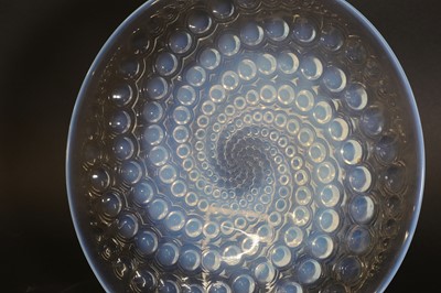 Lot 151 - A Lalique 'Volutes' plate