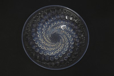 Lot 151 - A Lalique 'Volutes' plate