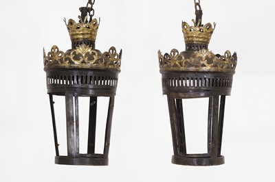 Lot 275 - A pair of painted and parcel-gilt metal lanterns