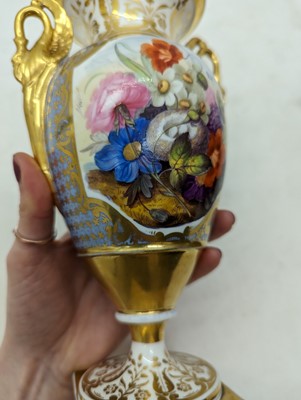 Lot 231 - A Chamberlain's Worcester porcelain vase