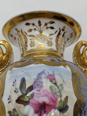 Lot 231 - A Chamberlain's Worcester porcelain vase